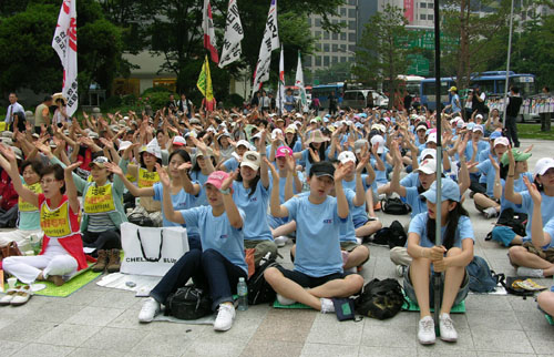 한국고속철도(KTX) 승무원 등 250여명은 23일 오후 서울 종로구 보신각 앞에서 집회를 열고 정리해고 철회와 철도공사의 직접고용을 위해 노무현 대통령이 직접 나서라고 촉구했다. 